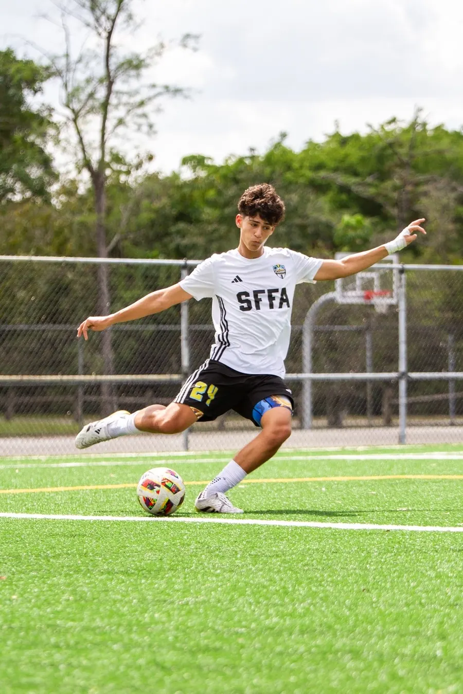 Eddy Oliveira striking the ball